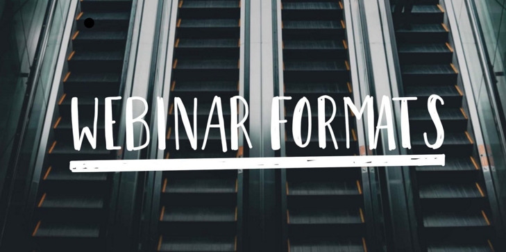 As palavras “webinar formats” (tipos de webinars) com quatro escadas rolantes como fundo