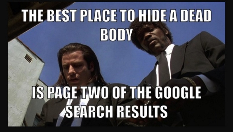 Du siehst ein Meme aus dem Film Pulp Fiction. John Travolta und Samuel L. Jackson sind zu sehen und du siehst den englischen Text "The best place to hide a dead body is page two of the Google search results". In diesem Post erklären wir dir alles Grundlegende über SEO, damit dein Blog von Suchmaschinen gefunden wird.